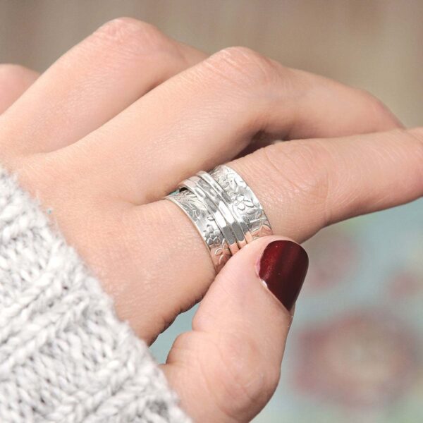 Wide Version Small Floral Simple Retro Floral Spinning Ring - Image 4