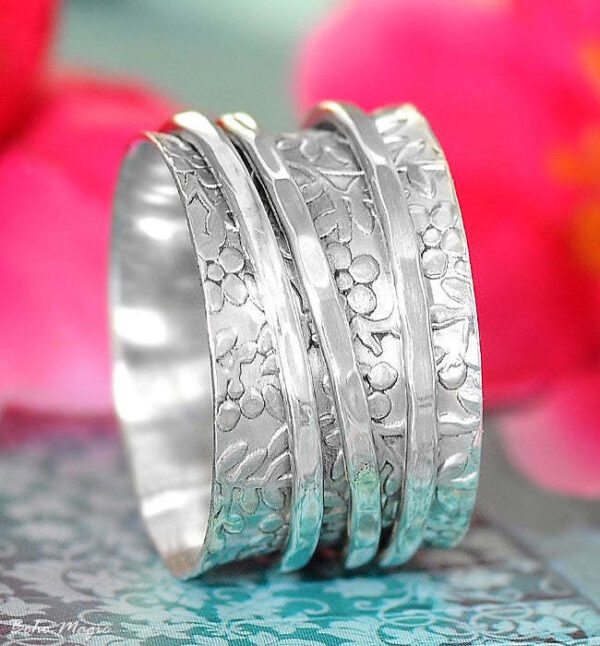 Wide Version Small Floral Simple Retro Floral Spinning Ring - Image 5